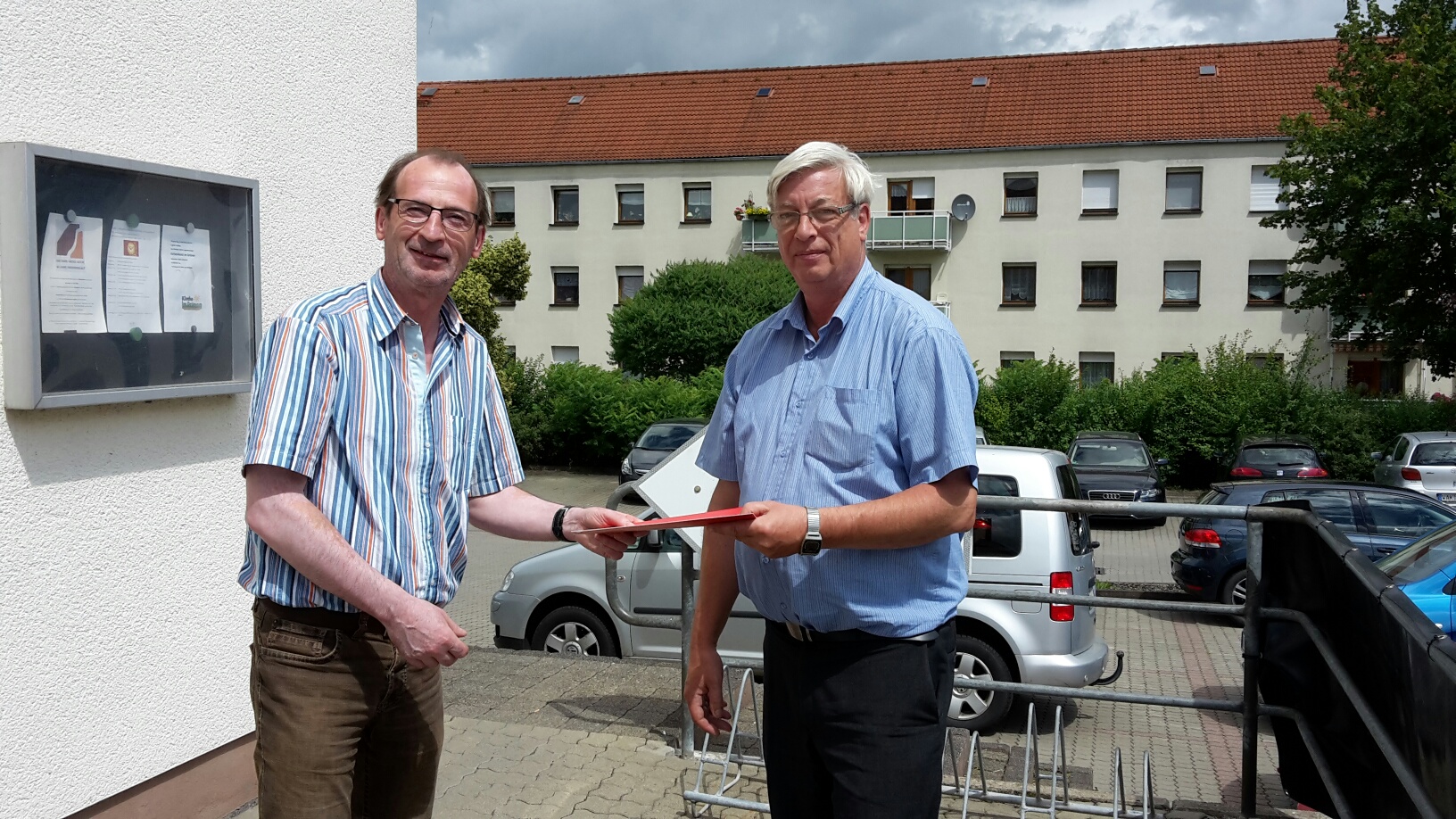 Mitgliederbeauftragter Lutz Kromke gratuliert Peter Menzel zu 15 Jahren SPD Mitgliedschaft